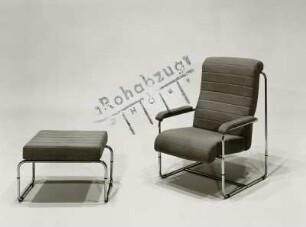 Armlehnstuhl mit Hocker : Leipzig. Leipziger Herbstmesse, 1983. Armlehnstuhl mit Hocker. Metall, Holz, Polsterung mit Leinenbezug (1983; VEB Metallwaren Naumburg)