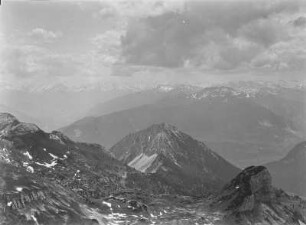Im Gebirge : Blick über ein Gebirge