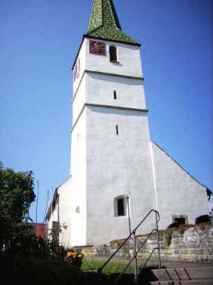 Kirche von Ostsüdosten-Kirchturm im Kern Frühgotisch-Glockenstube im 19 Jh erneuert-Langhaus Neubau 1841 mit Verbreiterung nach Norden (Emporeneinbau)