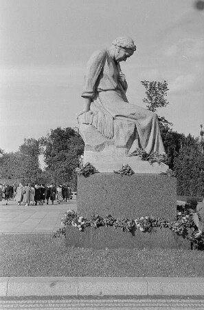 Kranzniederlegung an Ehrenmalen im Treptower Park in Berlin anlässlich des IV. Bundeskongresses des Demokratischen Frauenbundes Deutschlands (DFD) : Ehrenmal "Mutter Heimat" im Treptower Park