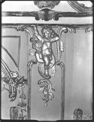 Potsdam, Neues Palais, Oberes Fürstenquartier, Oberes Konzertzimmer, R.: 260, linker Putto in der Nordwestecke.