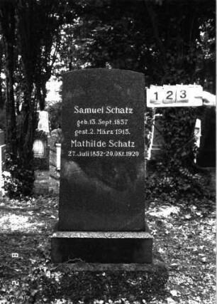 Grabstein 123 (Index: 100101651) Material: Granit, unterer Sockelteil Kalkstein Zustand: gut Maße HxBxT: 155x53x20 cm Beschreibung: konische Stele, getreppter Sockel, Segmentbogenabschluß Steinmetz: Kuster Besonderheit: Doppelgrab für Eheleute: Grabstein 123