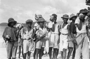 Reisefotos Karibik. Trinidad. Gruppe junger Muschelverkäufer