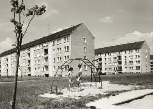 Riesa-Weida, Schweriner Straße. Neubaugebiet mit Vier-Geschossern, davor Kinderspielplatz