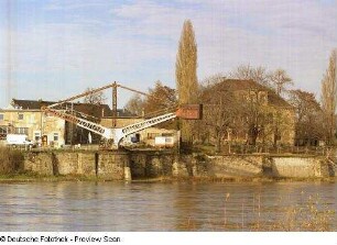 Schloss Übigau : Dresden-Übigau, Drehkran (1898; Dresdner Maschinenfabrik) der Schiffswerft Übigau und Schloß hinter Bäumen