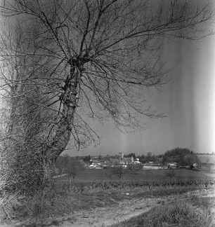 Dorf mit Kirche (Aufnahme im Rahmen der Fotokampagne im besetzten Frankreich)