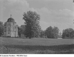 Berlin-Charlottenburg. Belvedere (1788), Ansicht durch den Orangeriegarten