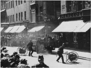 Szene aus einem Straßenverkehrslehrfilm: Feuerwehrübung auf dem Altmarkt (Einmündung der Webergasse)