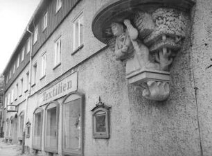 Altenberg, Platz des Bergmanns 5. Wohn- und Geschäftshaus. Ansicht mit "Buschweibl" (W. Reinhold)