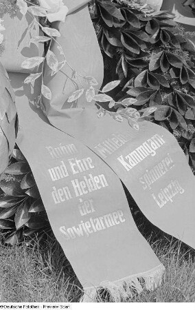 Kranz der Mitteldeutschen Kammgarnspinnerei Leipzig am Sowjetischen Ehrenmal auf dem Ostfriedhof