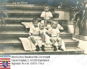 Wilhelm Kronprinz v. Preußen (1906-1940) / Porträt, mit seinen drei Brüdern Louis Ferdinand Prinz v. Preußen (1907-1994), Hubertus Prinz v. Preußen (1909-1950) und Friedrich Prinz v. Preußen (1911-1966) auf Treppe sitzend / Ganzfiguren