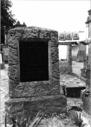 Grabstein 344 (Index: 99797320) Material: Granit, schwarze Glasplatte Zustand: gut Maße HxBxT: 108x61x40 cm Beschreibung: Stele, obeliskenartiger Abschluß, Sockel: Grabstein 344
