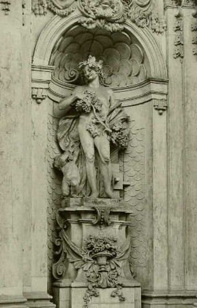 Dresden, Zwinger, Kronentor, Figur des Bacchus