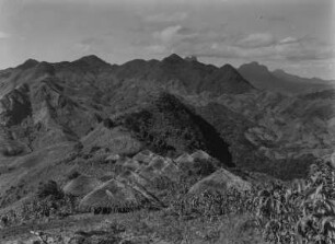 Kulturlandschaft : Siedlung und landwirtschaftliche Anbauflächen auf ca. 1800m Höhe in den Uluguru-Bergen bei Bunduki