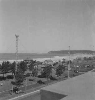 Blick zum "Bluff" : Blick von der Terrasse des Hotels Balmoral zur Landzunge namens "Bluff" bei Durban. Auf dem Meer das in den Hafen einlaufende Schiff "Ussukuma".