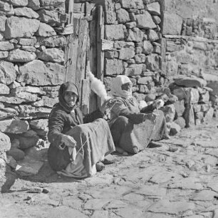 Griechenland. Insel Limnos. Vor dem Anwesen wird Baumwolle verabeitet und gesponnen.