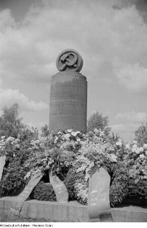 Kränze vor dem Ehrenmal