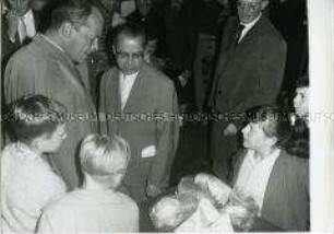 Willy Brandt im Notaufnahmelager Marienfelde