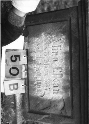 Grabstein 50 (Index: 100114905) Material: Sandstein und polierter Granit Zustand: deutscher Text leicht verwittert, Textplatte mehrfach zerbrochen und repariert Maße HxBxT: 205x70x34 cm Beschreibung: Ädikula auf gestuftem Sockel, Akroter und Voluten auf Giebel, eingesetzte Textplatte: Grabstein 50B