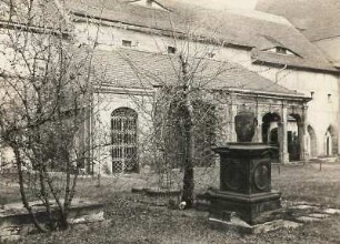 Klosterfriedhof : Blick von der Nordwest-Ecke gegen den Kreuzgang, vorn: Grabmal von 1791