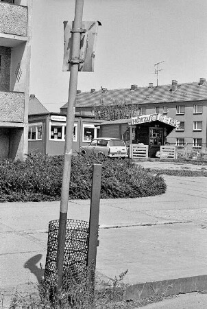 Deutsch-polnische Grenze, 1992. Zeitungskiosk mit Trabant-PKW, in Löcknitz