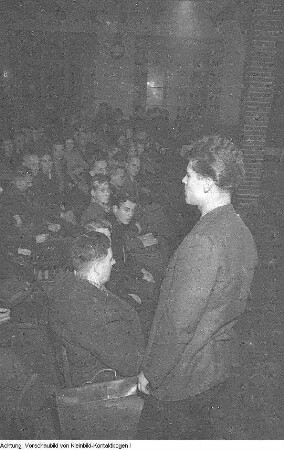 Verschiedenes: Fernschreiberdienst des Bezirks, Sammlung von Abzeichen und Waffen aus dem Nationalsozialismus, Versammlung der Staatssicherheit, Vertreter der Staatssicherheit im VEB Zeiss Ikon, Familie, Restaurant im Hauptbahnhof Dresden, Städtische Pilz-Beratungsstelle, ein Volkspolizist gibt gestohlene Gegenstände an ihren Eigentümer zurück, u.a., Januar-November 1955