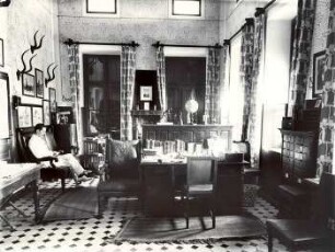 Gouverneur Graf Götzen im Gouvernementshaus Daressalam