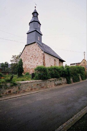 Dorfkirche mit Dachreiter, Kirchhof