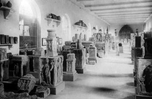 Steinhalle mit römischen Grabsteinen