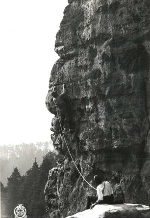 Sächsische Schweiz, Rathener Gebiet. Gansscheibe. Seilschaft Oswald Kunis am Überhang der Ostkante (Alter Weg, V)
