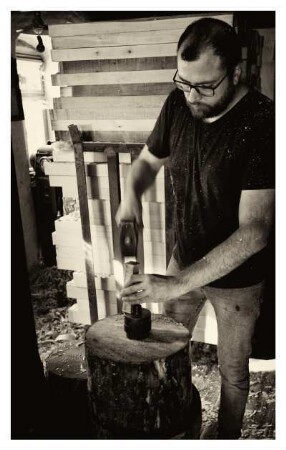 DER REIFENDREHER ANDREAS WERNER BEI DER ARBEIT