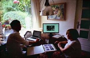 Atelier der Künstlerin Heilwig Duwe-Ploog: Bildbearbeitung mit Grafiker Michel Magens für Katalog "Harald Duwe. Graue Wand und andere Realitäten" am 5. Juli 2010