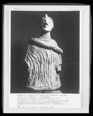 Terrakottastatuette eines Priesters (?)