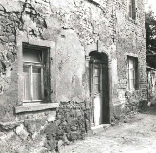 Colditz, Schloßgasse 13. Wohnhaus (18. jh.). Giebelseite (Teilansicht) mit Portal und Fenstern (Erdgeschoss)