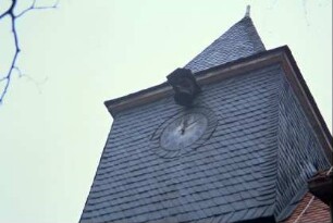 Kirchturm mit Uhr und Schlagglocke