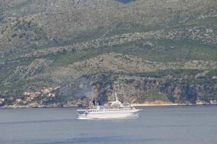 Dubrovnik - Schiff vor der Küste : Vor der kroatischen Küste nimmt ein Kreuzfahrtschiff Kurs auf den Hafen. Aufgenommen am 2. Juli 2010 vor Dubrovnik