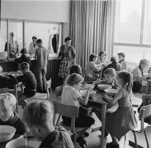 Dresden-Striesen, Fetscherstraße 2. 6. Mittelschule. Schüler bei der Schulspeisung