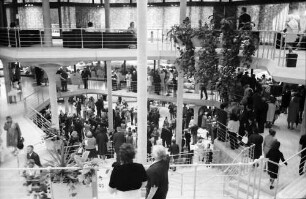 Badenweiler: Kurhaus Badenweiler, Einweihung; Gäste im Foyer und Treppenhaus
