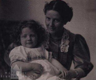 Mutter und kleine Tochter