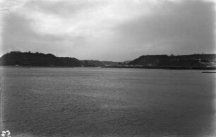 Blick auf Puerto Montt : Blick von der Mole auf Puerto Montt und die Küstenserra.