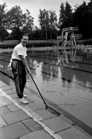 Freibad: Schwimmmeister Michael Seehase reinigt das Becken