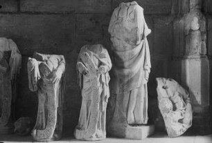 Zerstörte Madonna (Rückansicht) und drei Apostel aus der Marienkapelle