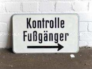 Schild "Kontrolle Fußgänger" einer Grenzübergangsstelle