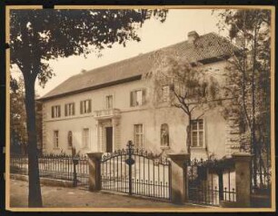 Landhaus Dr. Fritz Andreae, Berlin-Grunewald: Straßenansicht mit Gartentor (rechts)