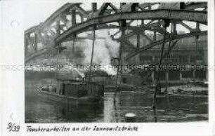Taucher bei Unterwasser-Arbeiten am Bahnhof Jannowitzbrücke