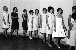 16. Tagung 1966 Mediziner; Studentenabend Polonaise: Damenreihe