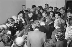 Dresden-Räcknitz, Zellescher Weg 12/14 (Willers-Bau der TH Dresden). Serie "Jahrestagung Deutsche Mathematiker-Vereinigung Dresden 1957". Gruppe von Wissenschaftlern bei der Vorführung einer Gerätebaugruppe (Bedieneinheit eines Rechners?)