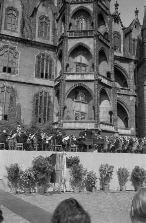 Meißen-Altstadt, Burghof. Konzert vor der Albrechtsburg anläßlich des Jubiläums 250 Jahre Meißner Porzellan