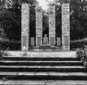 Kriegerdenkmal; Taunusstein, Am Wiesbadener Weg (Friedhof)