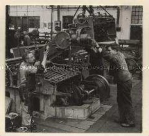 Frankenthal, Schnellpressenfabrik Albert & Cie., Montieren des Oberteils einer Schnellpresse